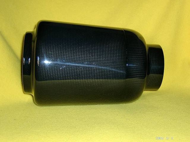 Zylindrische Airbox aus Hochglanz-Carbon
