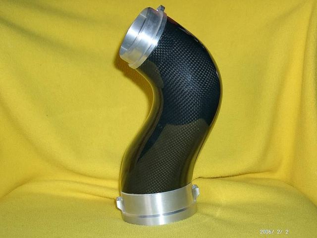 Gebogenes Carbon-Ansaugrohr mit zwei gedrehten Aluminiumflanschen