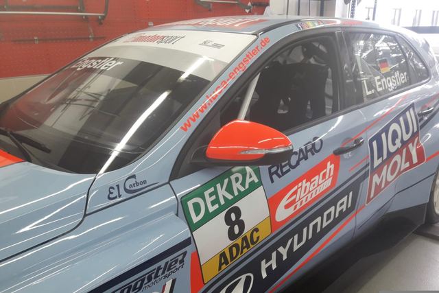 Tourenwagen von Engstler Motorsport mit El-Carbon-Logo
