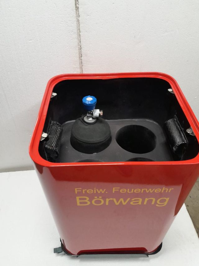 Geöffnete Feuerwehr-Box mit Druckluftflasche und Halterungen im Carbon-Gehäuse