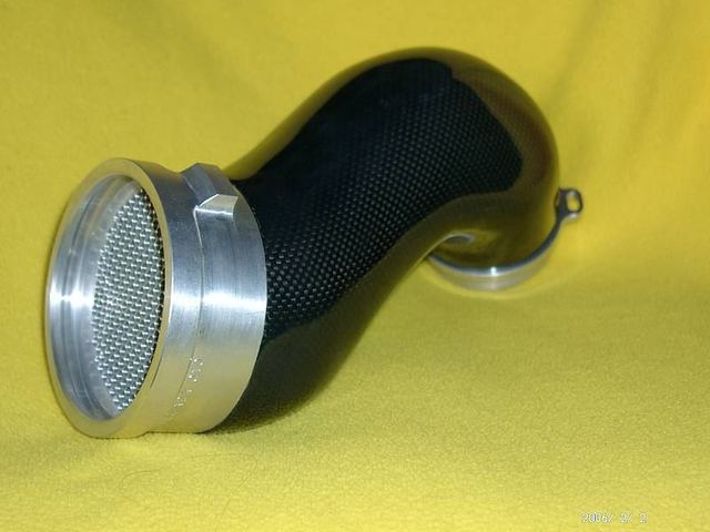 S-förmiges Carbon-Ansaugrohr mit CNC-Aluminiumflansch und Drahtgitter