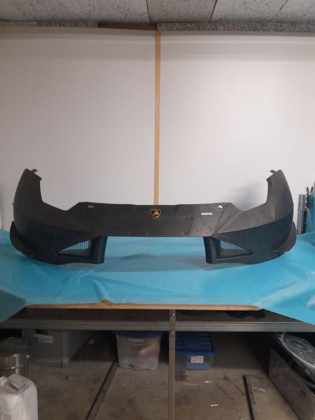 Lamborghini-Frontschürze in Sicht-Carbon mit Lufteinlässen und Wabengittern