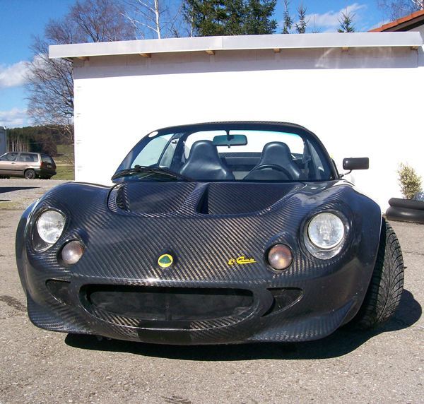 Lotus Elise mit kompletter Fronthaube aus Sicht-Carbon in 2/2-Twill