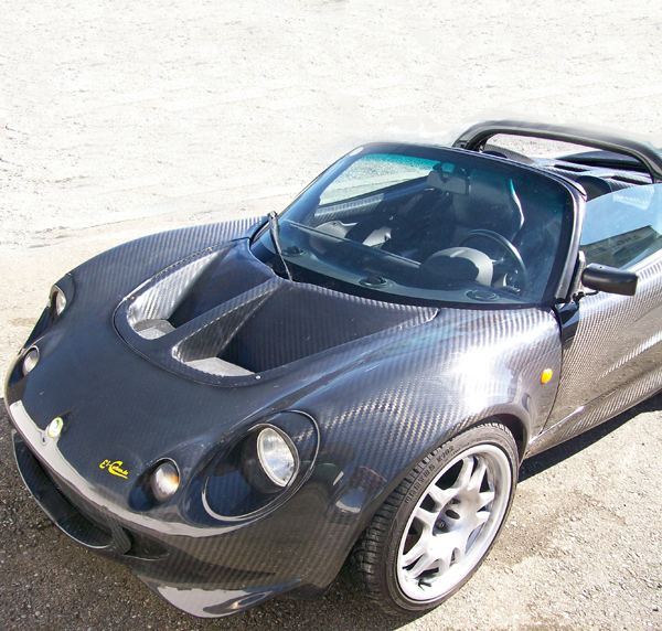 Lotus Elise mit Front und Flanken vollständig aus Carbon