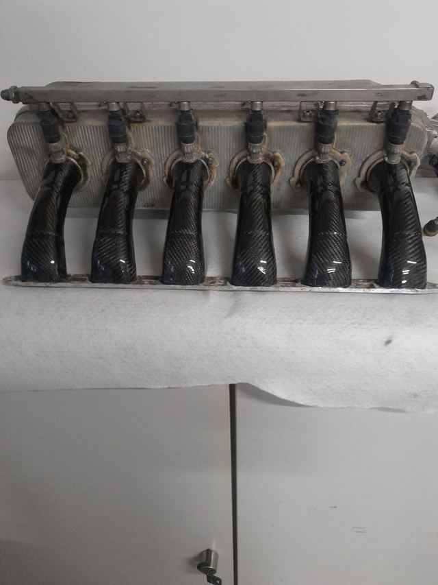 Sechs Hochglanz-Carbon-Ansaugtrichter an einem Aluminium-Plenum