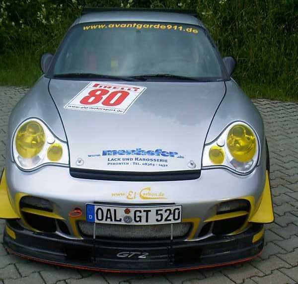 Porsche 996 GT2 mit Carbon-Frontspoiler und Splitter für den Renneinsatz