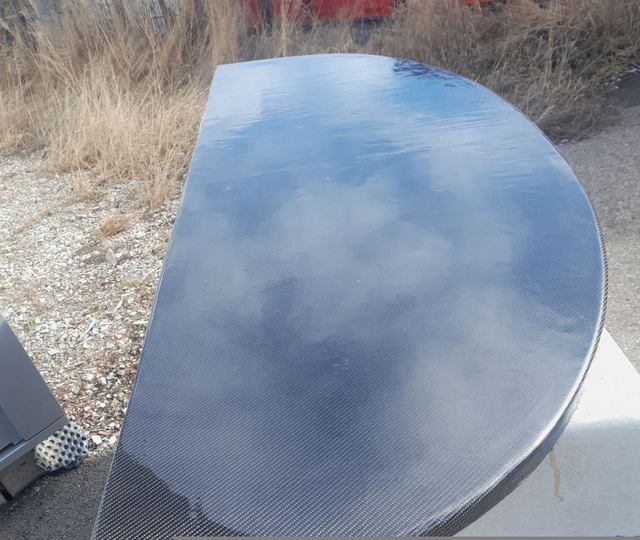 Fertige ovale Tischplatte in Hochglanz-Sichtcarbon